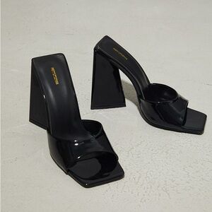 BLACK PATENT TRIANGLE HIGH BLOCK MULES